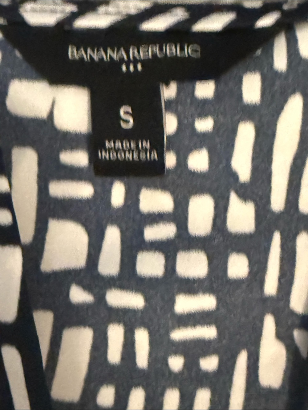 Banana Republic Black & White Geometric Sleeveless Split-Neck Top - Picture 4 of 7